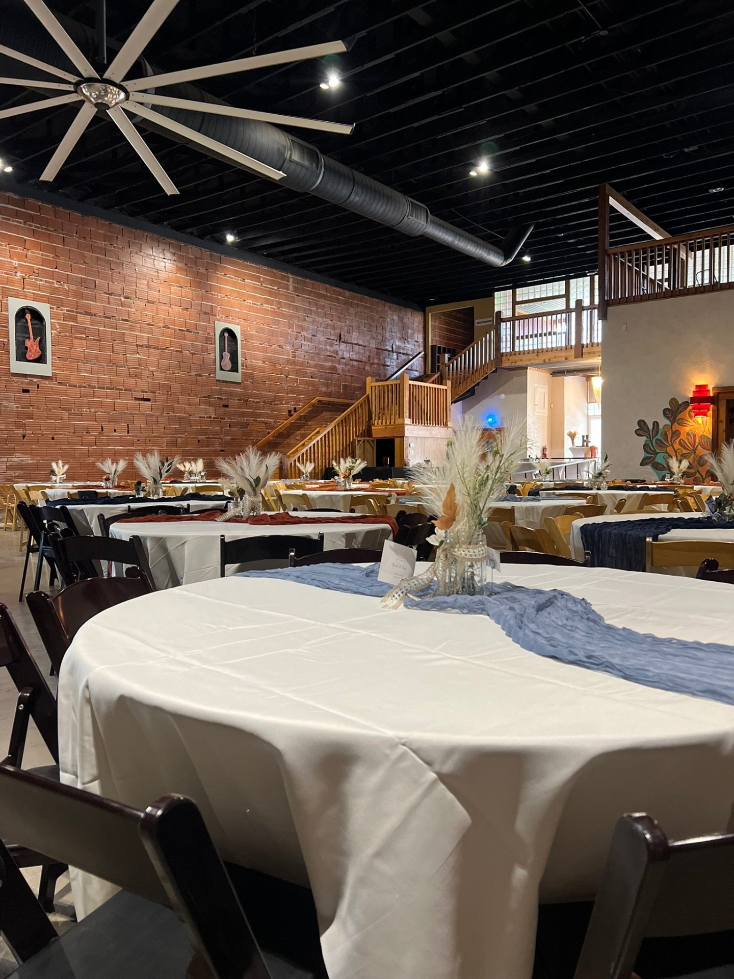 Round banquet tables with linens and table runners